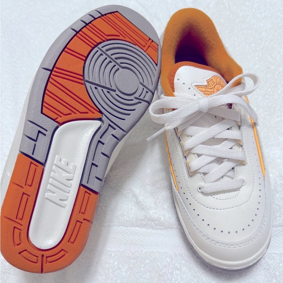 Nike Unisex-Adult Low-top Sneakers | Size 4.5 |cream/orange color - Picture 8 of 12